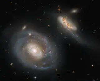 Arp 298 na zdjęciu Kosmicznego Teleskopu Hubble’a
