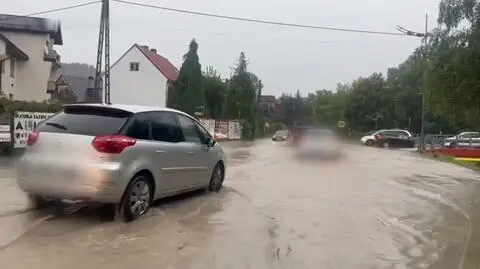 "Nigdy tak nie było, żeby lało się ulicą". Interwencje po poniedziałkowych nawałnicach