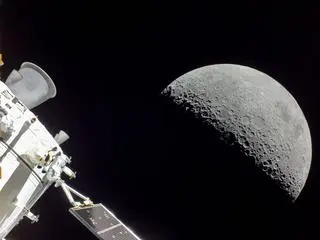 Kapsuła Orion w pobliżu Księżyca podczas misji Artemis I