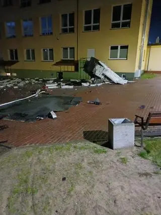 Zerwany dach z budynku szkoły we Włynkówku w powiecie słupskim