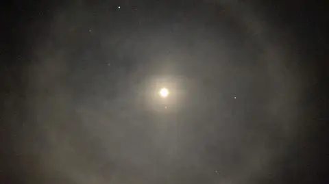 Księżycowe halo na niebie. Co może oznaczać to zjawisko?
