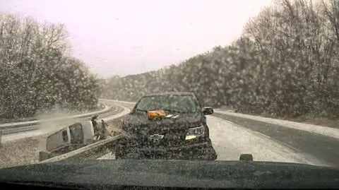 Auto wpada w poślizg i uderza w pobocze. Nagranie