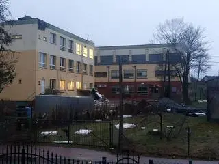 Zerwany dach z budynku szkoły we Włynkówku w powiecie słupskim