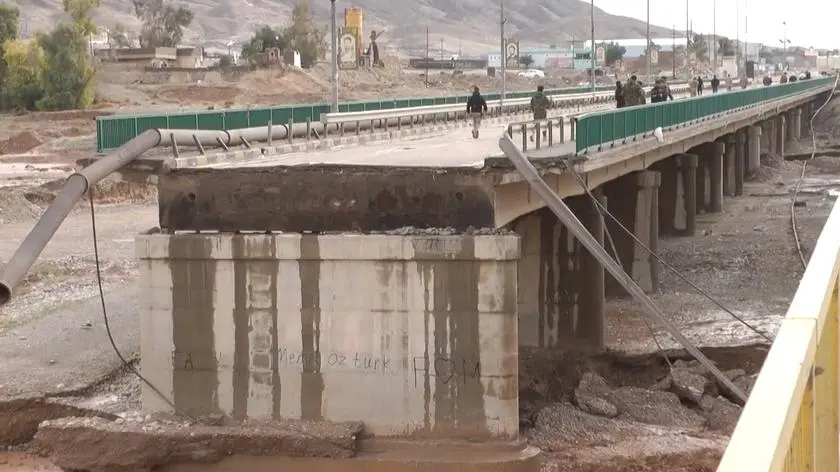 Pod naporem wody runęła część mostu