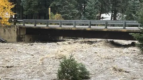 Po intensywnych opadach i przerwaniu grobli woda w Vallecito w Kolorado sięgała mostów
