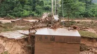 Zawalony most, zniszczone domy. Kilkadziesiąt zaginionych