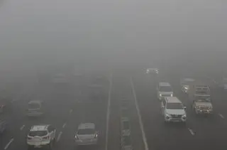 Drogi w Delhi przykryła mgła