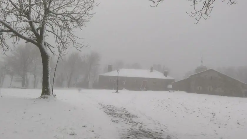 Sypnęło śniegiem w Hiszpanii. Na drogi wyjechały odśnieżarki