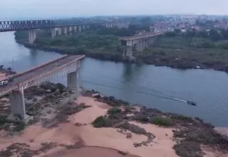 Zawalił się most, spadły cysterny. Tysiące litrów szkodliwych substancji w rzece