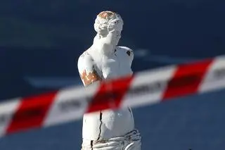 Posąg na terenie zamkniętym przez policję z Santorini