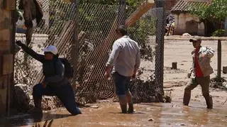 Mieszkańcy środkowej Boliwii sprzątają po powodzi