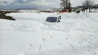 Jeden z samochodów, który utknął w śniegu we wsi Pielgrzymka w województwie podkarpackim