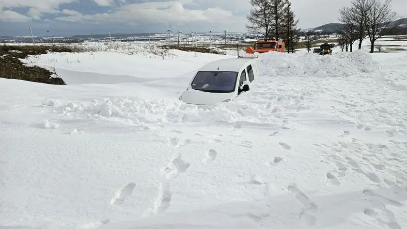 Auta zasypane po dach, w środku kierowcy