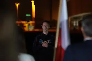 Sławosz Uznański-Wiśniewski podczas pożegnania astronautów w Centrum Kosmicznym Johna F. Kennedy’ego.