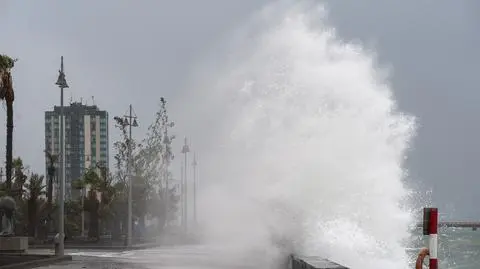 Orkan Claudia przyniósł do Hiszpanii wysokie fale