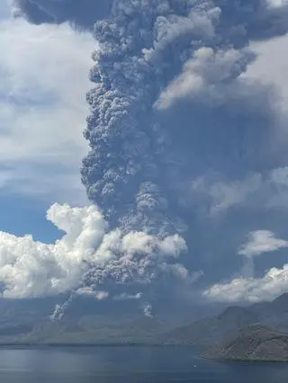 Kolejne erupcje indonezyjskiego wulkanu Lewotobi Laki Laki