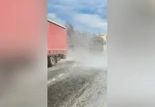 Wiatr spychał ciężarówki z drogi nieopodal Krosna