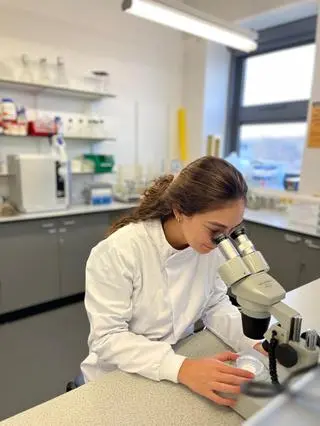 Dr Diana Souza Moura w laboratorium