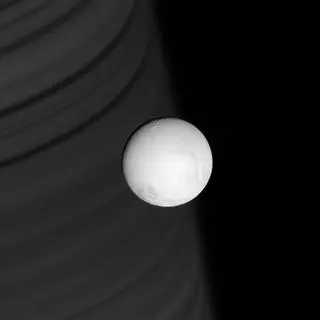 Enceladus na tle Saturna
