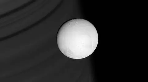 Enceladus na tle Saturna
