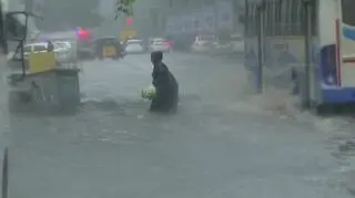 Deszcz zalał drogi w mieście Ćennaj