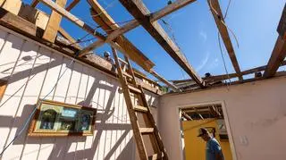 Skutki tornada w Rio Bonito do Iguacu w Brazylii