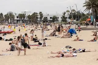 Ludzie chłodzą się na plaży w Melbourne