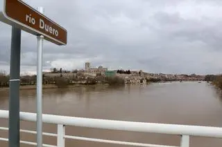 Wysoki poziom wody w rzece Duero koło miasta Zamora