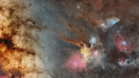 Zdjęcie Ireneusza Nowaka. Przedstawia fragment Drogi Mlecznej oraz mgławice Zeta i Rho Ophiuchi.