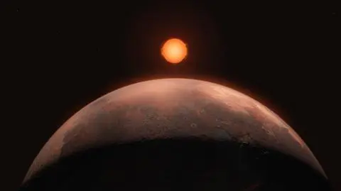 Lżejsza niż Ziemia, cięższa niż Mars. Krąży całkiem niedaleko nas