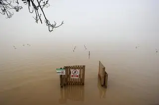 Zatopione molo na jeziorze Albufera, prowincja Walencja