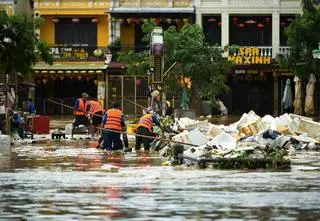 Ponad tysiąc litrów deszczu w dobę. Woda sięgała dachów domów