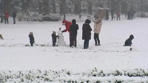 "Korzystamy jak możemy". Śnieg spadł w Szczecinie, Poznaniu, Gorzowie Wielkopolskim