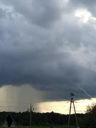 Lej kondensacyjny widoczny w miejscowości Strabla (woj. podlaskie)