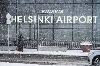 Intensywne opady śniegu na lotnisku w Helsinkach