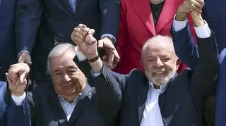 Światowi liderzy pozują do zdjęcia na spotkaniu przed szczytem klimatycznym COP30