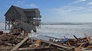 Domy zawaliły się i wpadły do oceanu
