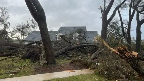 Zniszczenia w mieście Longwood po przejściu tornada 