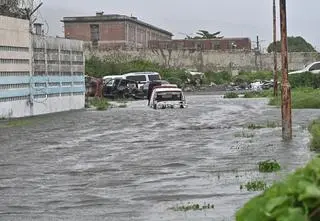 Zalane drogi i mosty, brak prądu. Burza stulecia na Jamajce