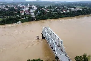Po przejściu tajfunu w wietnamskiej prowincji Phu Tho zawalił się most