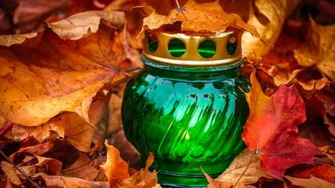 Wszystkich Świętych, znicz, liście, pogoda