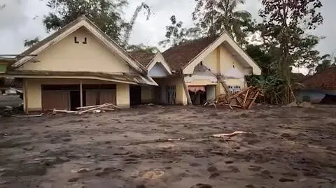 Skutki erupcji wulkanu Semeru w Indonezji
