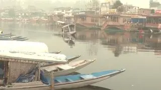 Spowite smogiem jezioro Dal