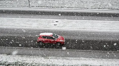 Śnieg, zima, samochód, trudne warunki na drogach