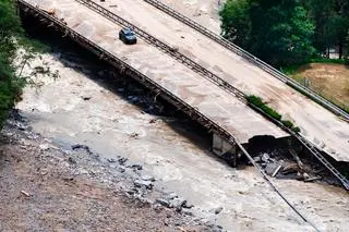 Zniszczona autostrada A13