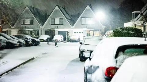 Śnieg sypnął w Holandii. Wypadki, paraliż lotniska w Amsterdamie
