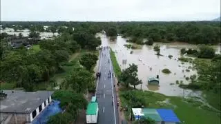 Zalane ulice miejscowości Batticaloa we wschodniej części Sri Lanki