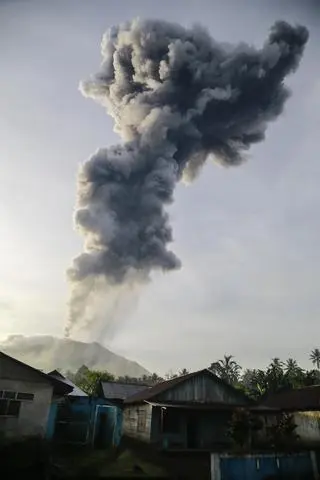 Erupcja stratowulkanu na górze Ibu w Indonezji 