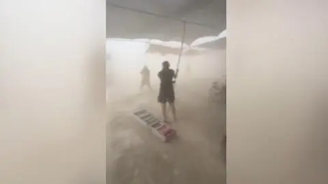 Uczestnicy festiwalu Burning Man w Nevadzie opierają się trudnej pogodzie