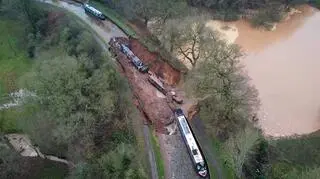 Ziemia zapadła się i pochłonęła dwie łodzie